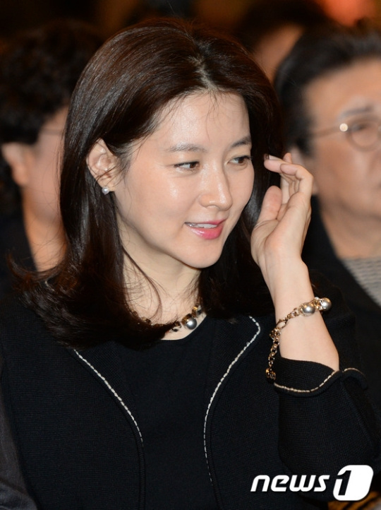 李英愛出席活動 舉手投足間盡顯女神風范【組圖】