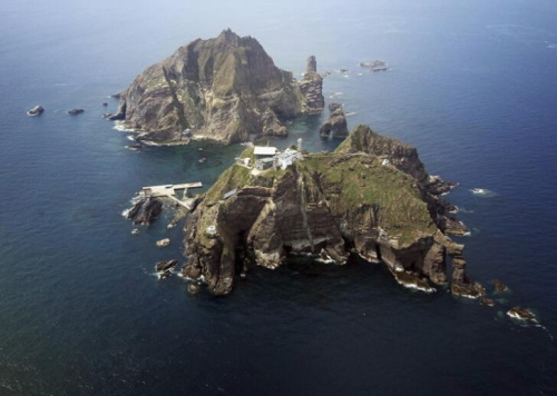 資料圖片：韓國軍方在韓日爭議島嶼附近舉行演習，防范外部勢力“入侵”。