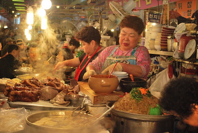 廣藏市場的夜市，食客絡繹不絕。
