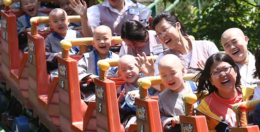 正在乘坐過山車的童子僧們露出了燦爛的笑容（網頁截圖）