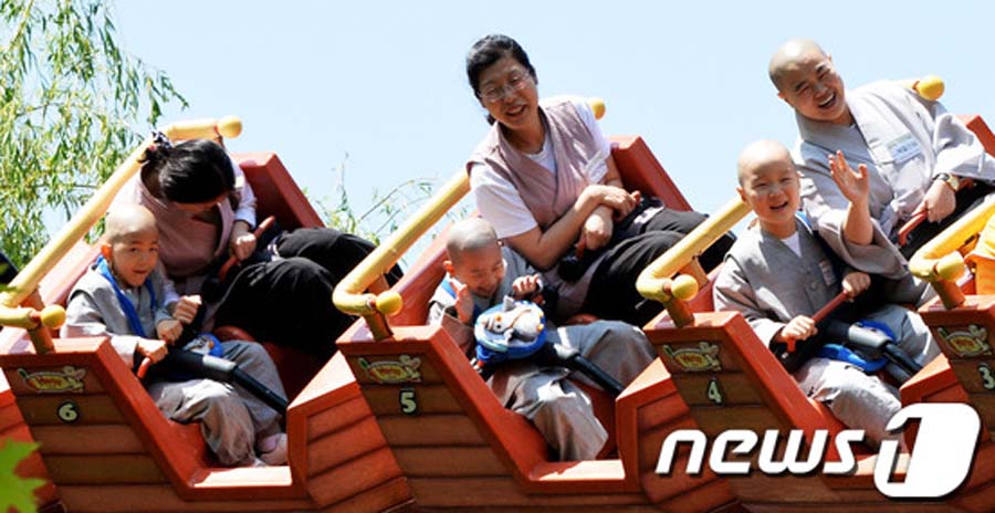 韓國佛誕節將至 小和尚坐過山車玩耍(組圖)