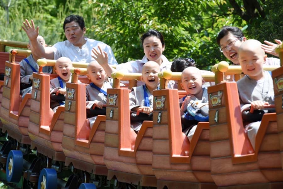 韓國佛誕節將至 小和尚坐過山車玩耍(組圖)