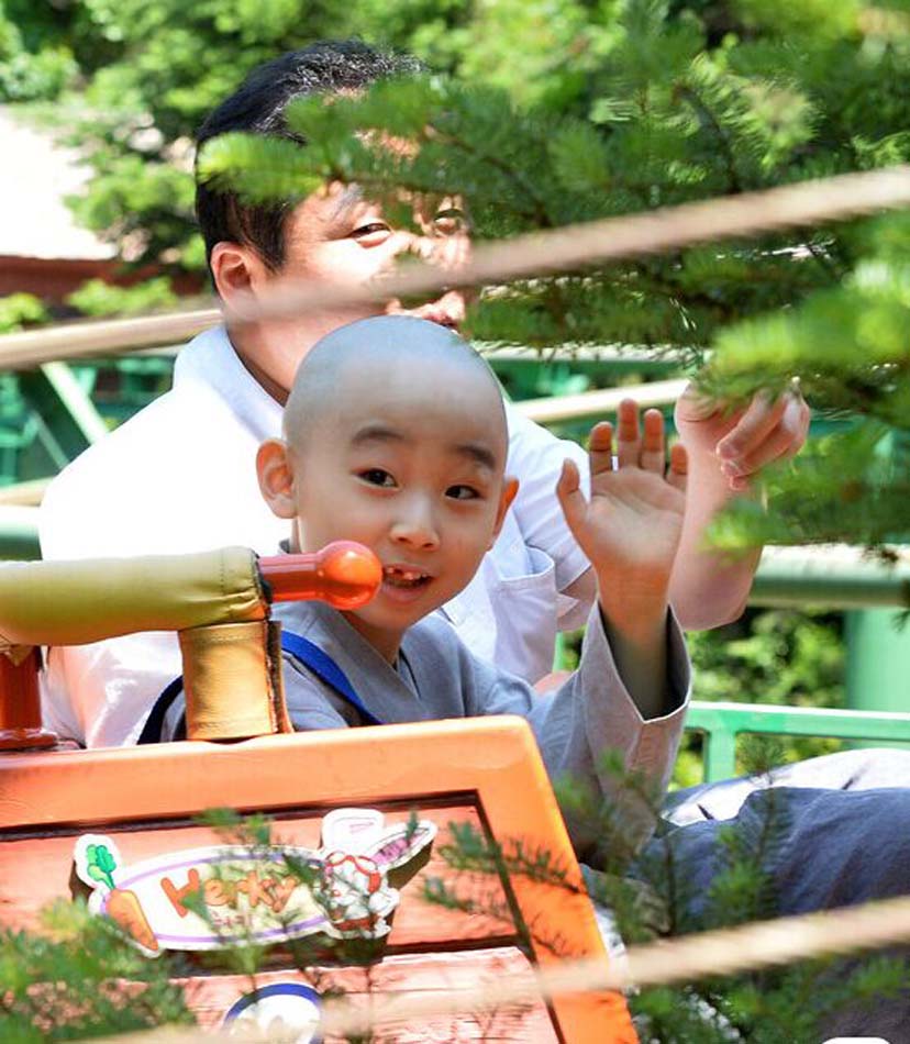 韓國佛誕節將至 小和尚坐過山車玩耍(組圖)