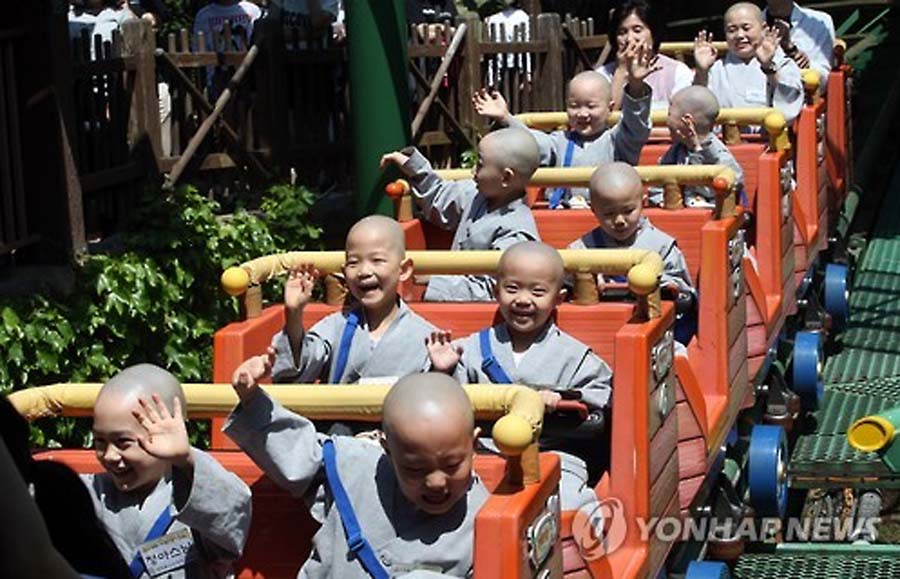 韓國佛誕節將至 小和尚坐過山車玩耍(組圖)