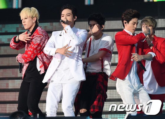 “2015夢想演唱會”群星云集 exo全員現身引尖叫SHINee全新造型【組圖】