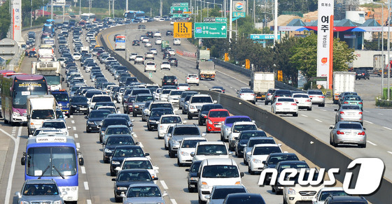連休最后一天 堵在路上的車輛（圖片來源：NEWS1）