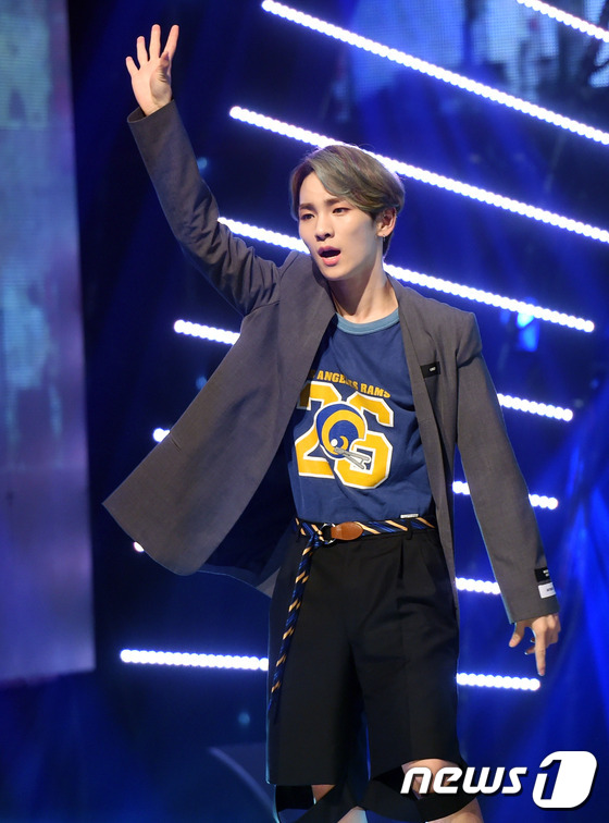 shinee獲《冠軍秀》第一位 泰民手拿獎杯喜笑顏開【組圖】