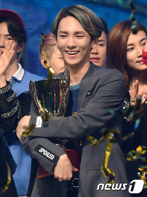 shinee獲《冠軍秀》第一位 泰民手拿獎杯喜笑顏開【組圖】