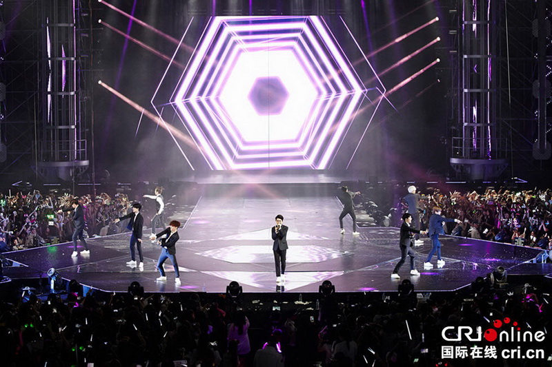 EXO上海演唱會現場照公開 黃渤孫紅雷羅志祥到場祝賀【組圖】