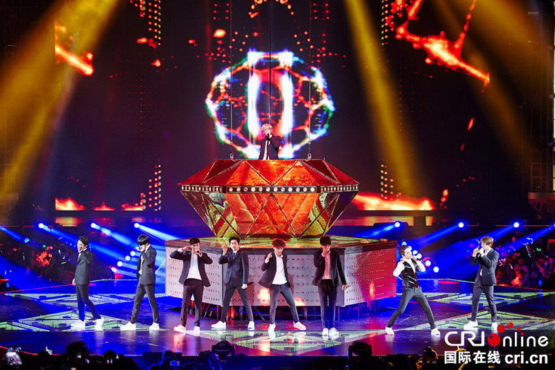 EXO上海演唱會現場照公開 黃渤孫紅雷羅志祥到場祝賀【組圖】