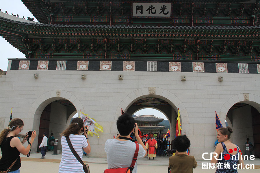 6月11日，首爾光化門前觀看傳統表演項目的游客明顯減少