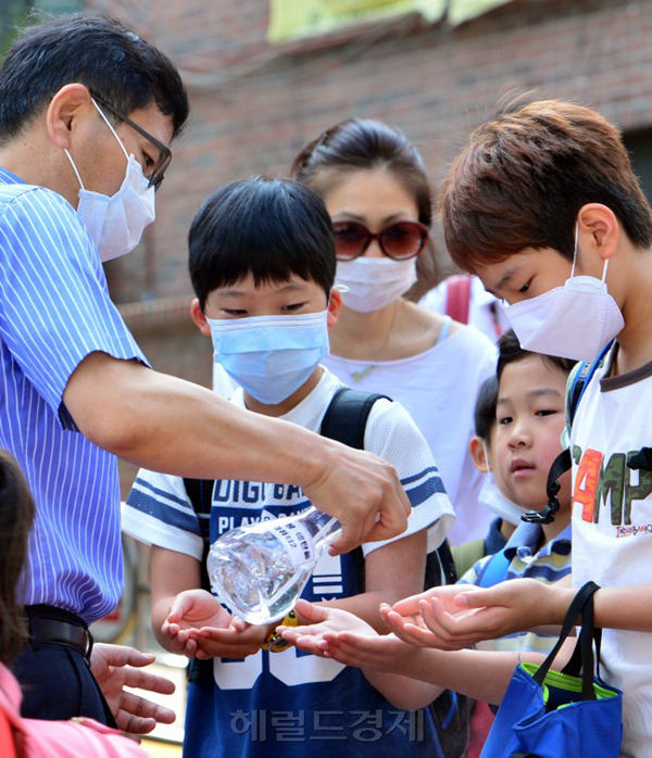 復課小學門口排隊等待消毒的學生們(圖片來自網絡）