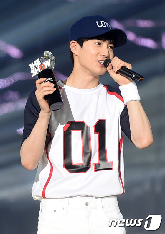 EXO再獲韓音樂節目一位 Kai與suho穿運動裝帥氣逼人【組圖】
