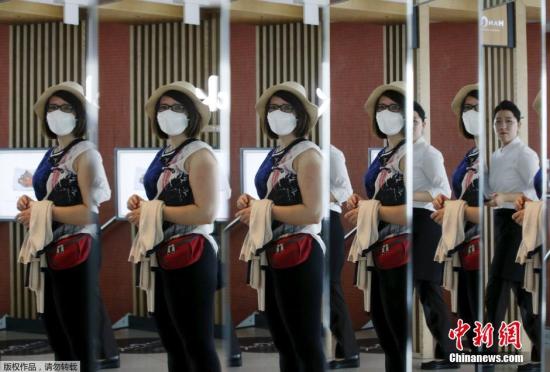 當地時間2015年6月8日，韓國首爾，游客戴口罩防止感染中東呼吸綜合征(MERS)。韓國保健福祉部8日通報，韓國新增23例中東呼吸綜合征確診病例，確診患者增至87人。至此，韓國MERS病例數僅少于沙特，列世界第二。  