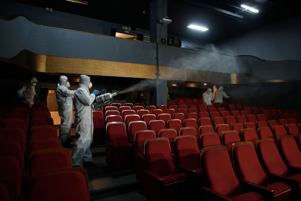 6月18日，工作人員在韓國首爾的一所劇院內進行消毒工作。（圖片來源：新華社）