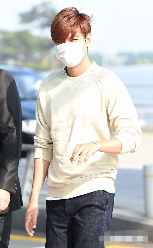 李敏鎬現身機場口罩遮面 白衣黑褲清爽休閑【組圖】