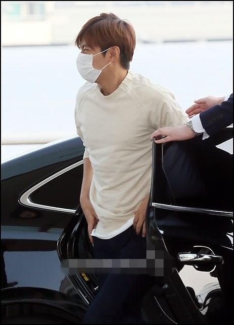 李敏鎬現身機場口罩遮面 白衣黑褲清爽休閑【組圖】