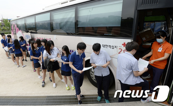 首爾道峰高中的高三學生們正在排長隊等候獻血。（圖片來源：news1）