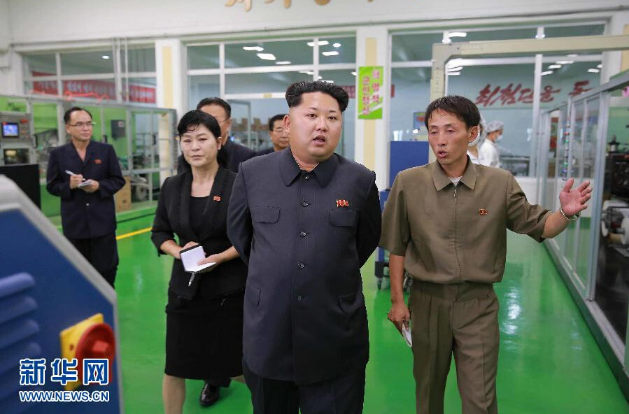 朝中社7月14日提供的照片顯示，朝鮮最高領導人金正恩（右二）日前視察朝鮮樂浪衛生用品廠。