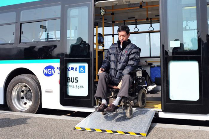 韓國的公交車上不僅有輪椅專用空間。上下車時，司機還會貼心地降下斜坡板。地鐵站的樓梯也有提供輪椅的升降裝置，讓殘障人士能夠真正地無障礙出行。（圖片來自網絡）