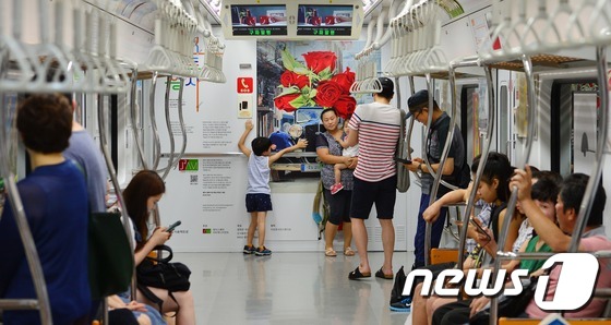首爾地鐵三號線變身“移動美術館 ”【組圖】