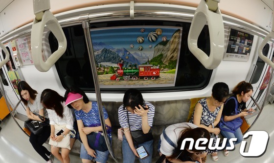 首爾地鐵三號線變身“移動美術館 ”【組圖】
