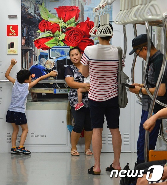 首爾地鐵三號線變身“移動美術館 ”【組圖】