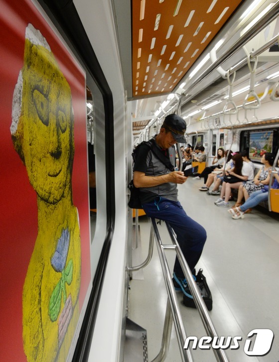首爾地鐵三號線變身“移動美術館 ”【組圖】