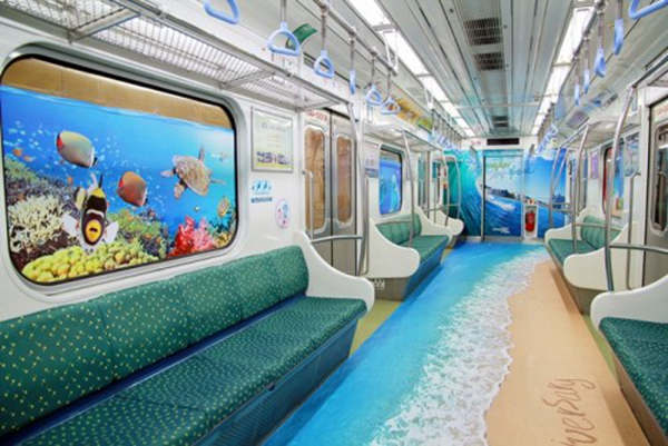 釜山交通公社在經過海云臺等釜山著名海岸景點的二號線地鐵上布置了“海灘地鐵”，為乘客帶來清涼一夏。（圖片來源：釜山交通公社）