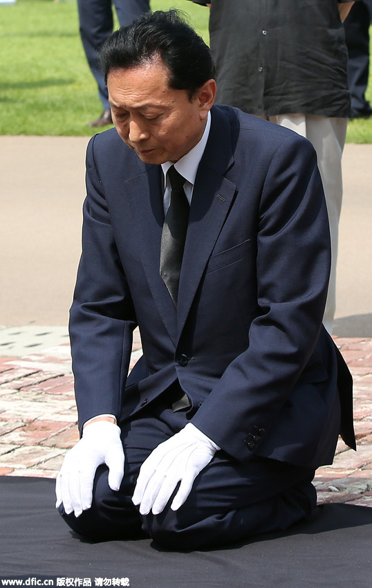日本前首相鳩山由紀夫跪地悼念抗日義士【高清組圖】