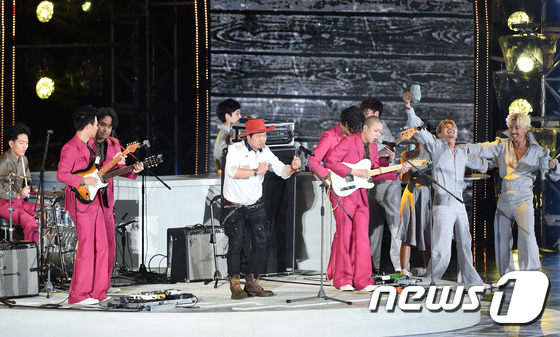 權志龍IU助陣《無限挑戰歌謠祭》 劉在石樸振英跨界合作嗨翻天【組圖】