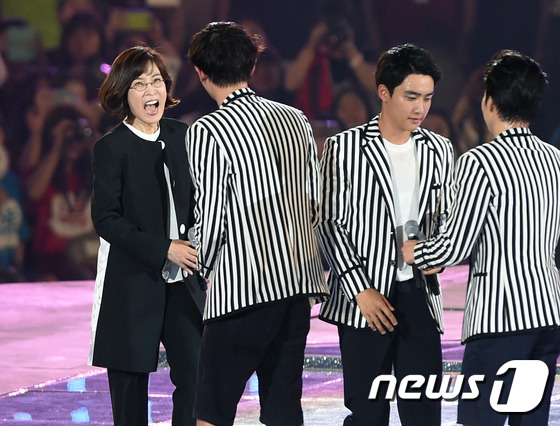 EXO搭檔金妍兒展現紳士范 李勝基與允兒分手后首現身【組圖】