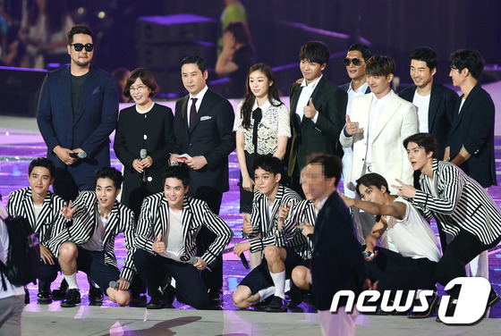 EXO搭檔金妍兒展現紳士范 李勝基與允兒分手后首現身【組圖】