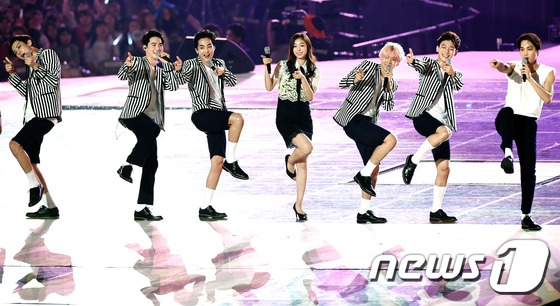 EXO搭檔金妍兒展現紳士范 李勝基與允兒分手后首現身【組圖】