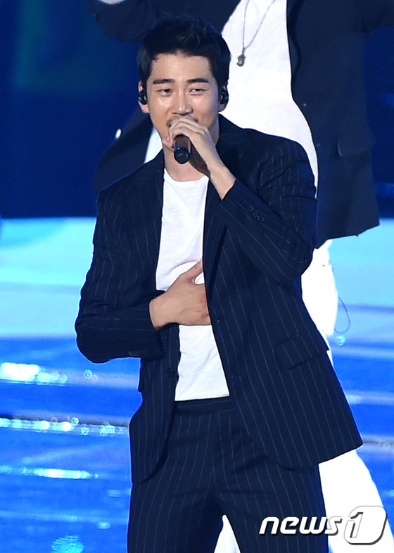 EXO搭檔金妍兒展現紳士范 李勝基與允兒分手后首現身【組圖】