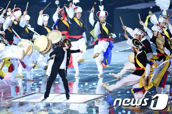 EXO搭檔金妍兒展現紳士范 李勝基與允兒分手后首現身【組圖】