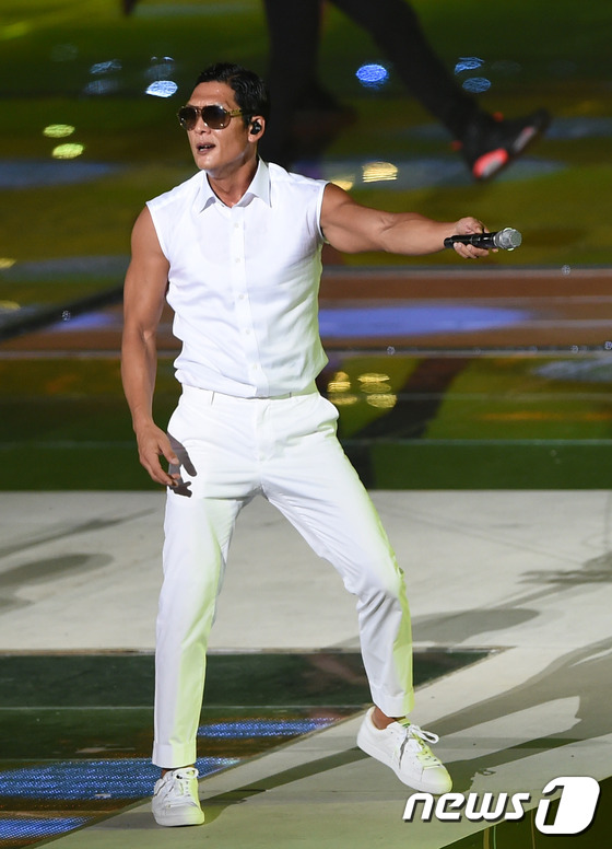 EXO搭檔金妍兒展現紳士范 李勝基與允兒分手后首現身【組圖】