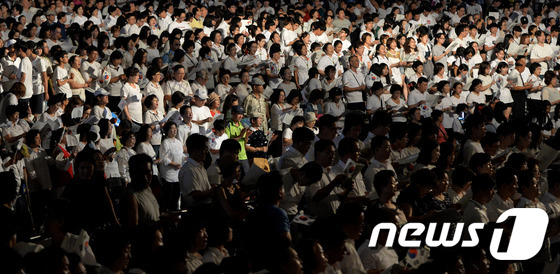 EXO搭檔金妍兒展現紳士范 李勝基與允兒分手后首現身【組圖】