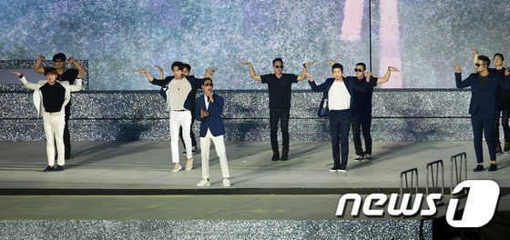 EXO搭檔金妍兒展現紳士范 李勝基與允兒分手后首現身【組圖】