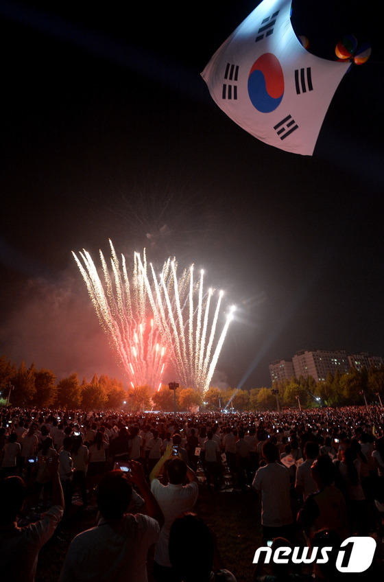 EXO搭檔金妍兒展現紳士范 李勝基與允兒分手后首現身【組圖】