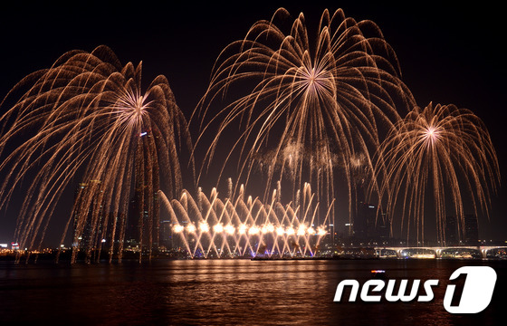 EXO搭檔金妍兒展現紳士范 李勝基與允兒分手后首現身【組圖】