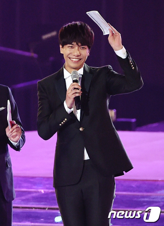 EXO搭檔金妍兒展現紳士范 李勝基與允兒分手后首現身【組圖】