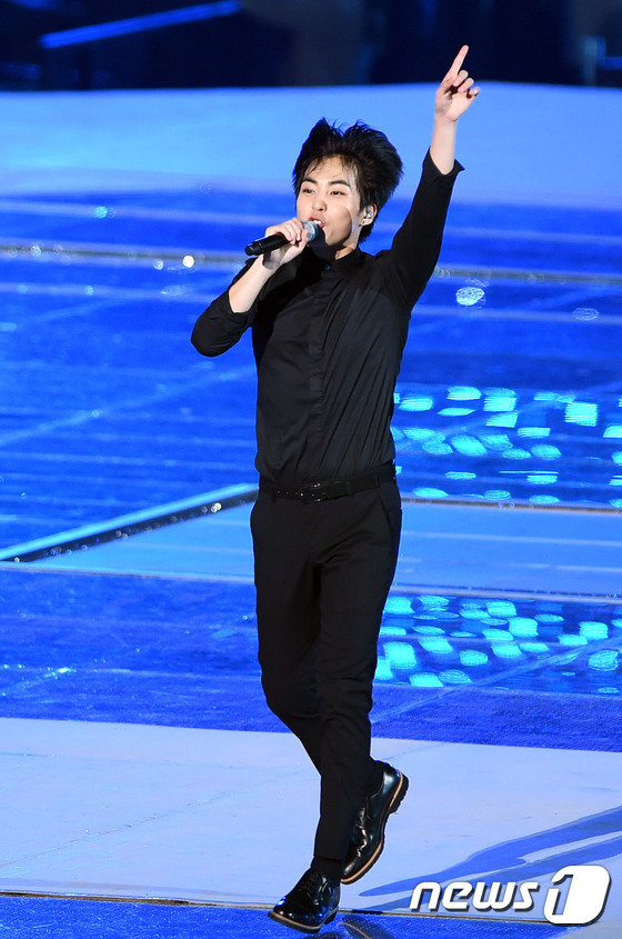 EXO搭檔金妍兒展現紳士范 李勝基與允兒分手后首現身【組圖】