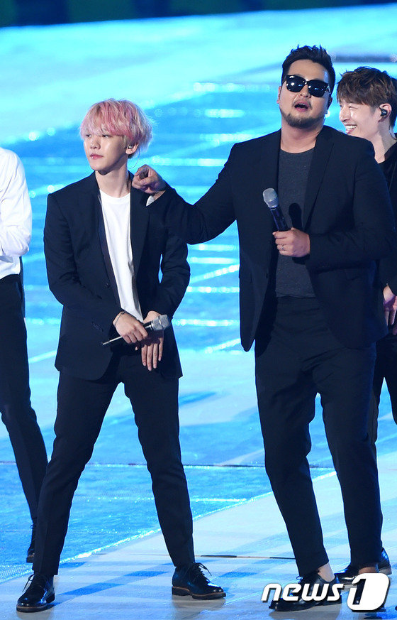 EXO搭檔金妍兒展現紳士范 李勝基與允兒分手后首現身【組圖】