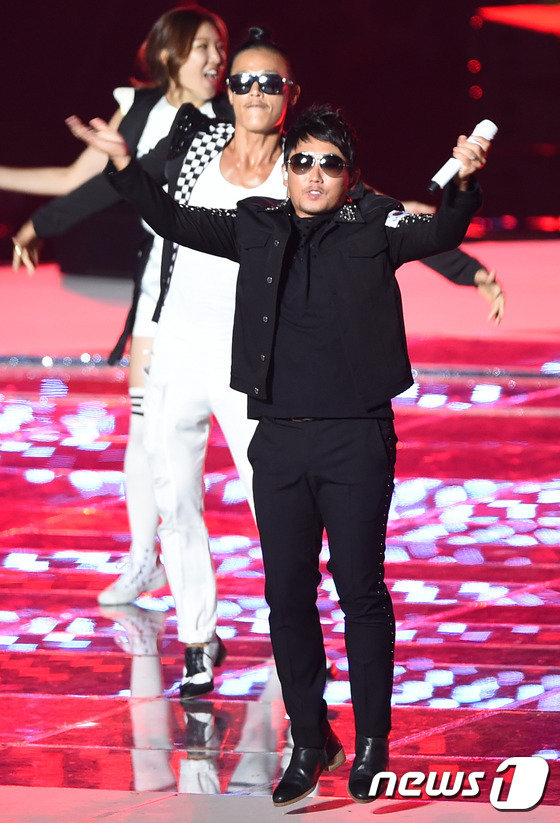 EXO搭檔金妍兒展現紳士范 李勝基與允兒分手后首現身【組圖】