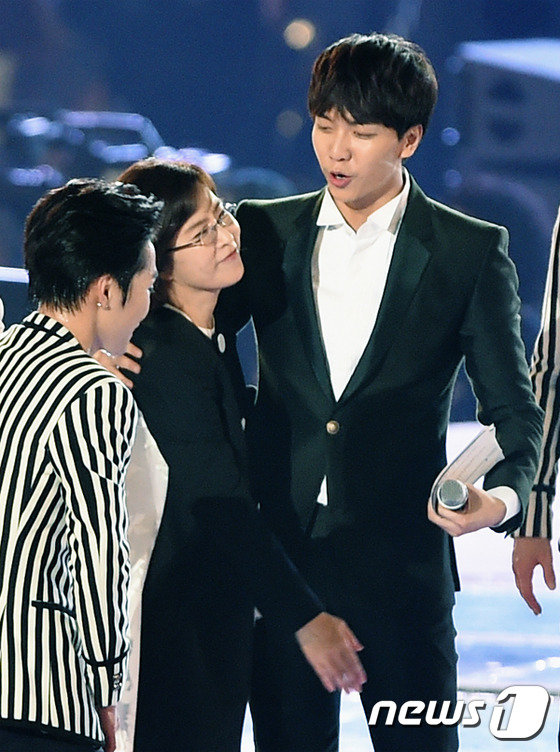 EXO搭檔金妍兒展現紳士范 李勝基與允兒分手后首現身【組圖】