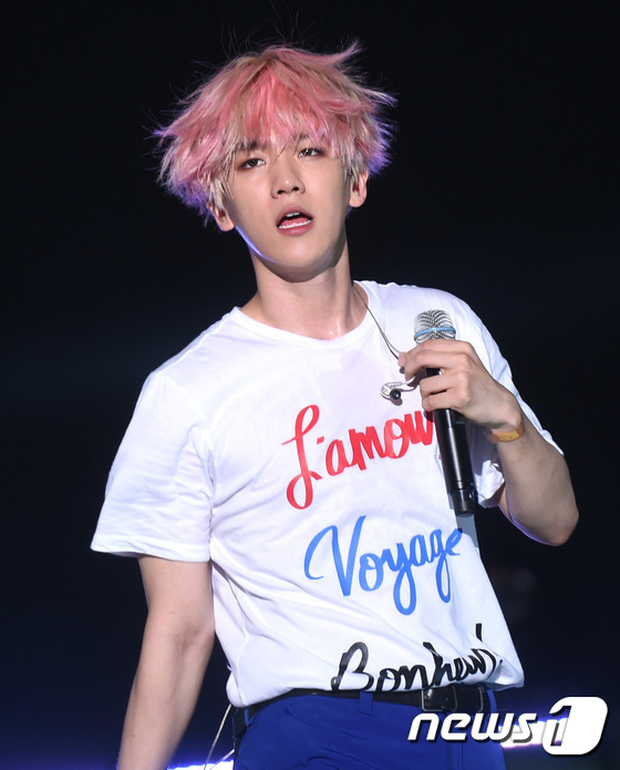 EXO穿藍紫色西裝霸氣開唱 張藝興呆萌KAI發型凌亂【組圖】