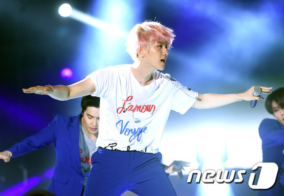 EXO穿藍紫色西裝霸氣開唱 張藝興呆萌KAI發型凌亂【組圖】