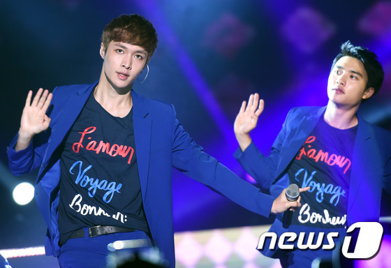 EXO穿藍紫色西裝霸氣開唱 張藝興呆萌KAI發型凌亂【組圖】