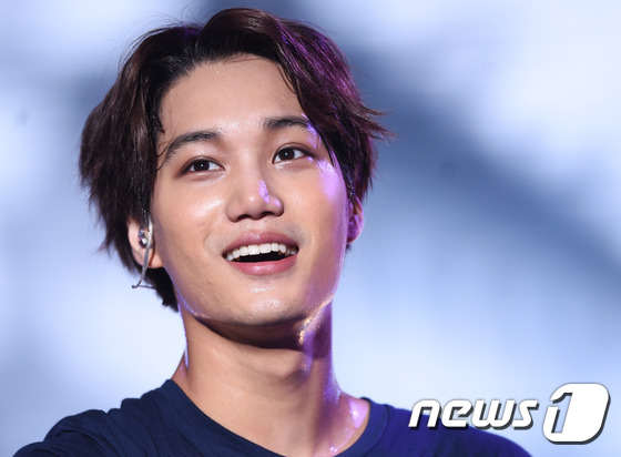 EXO穿藍紫色西裝霸氣開唱 張藝興呆萌KAI發型凌亂【組圖】